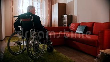 年迈的祖父-悲伤的祖父正坐着轮椅在房间里转悠
